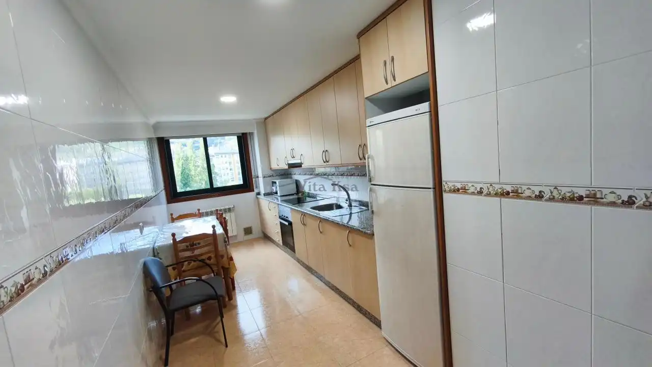 Cuina de Pis de lloguer en Ourense Capital  amb Calefacció, Parquet i Terrassa