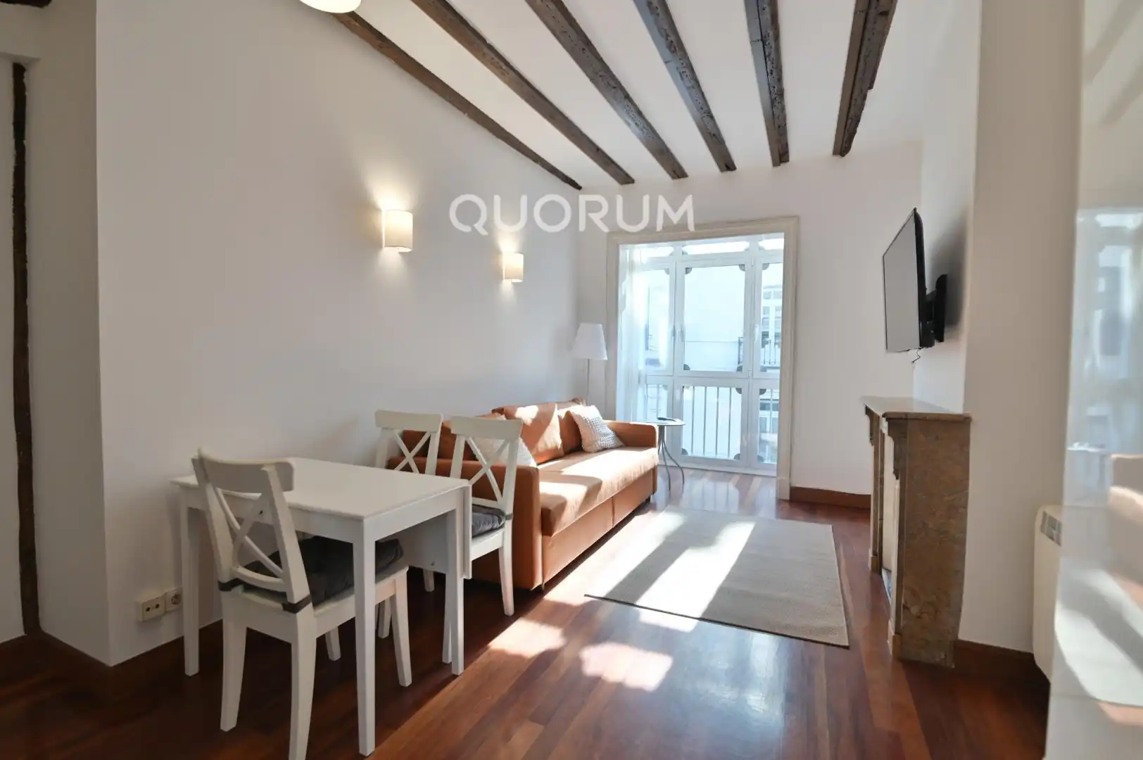 Flat with terrace to rent in Calle de la Diputación