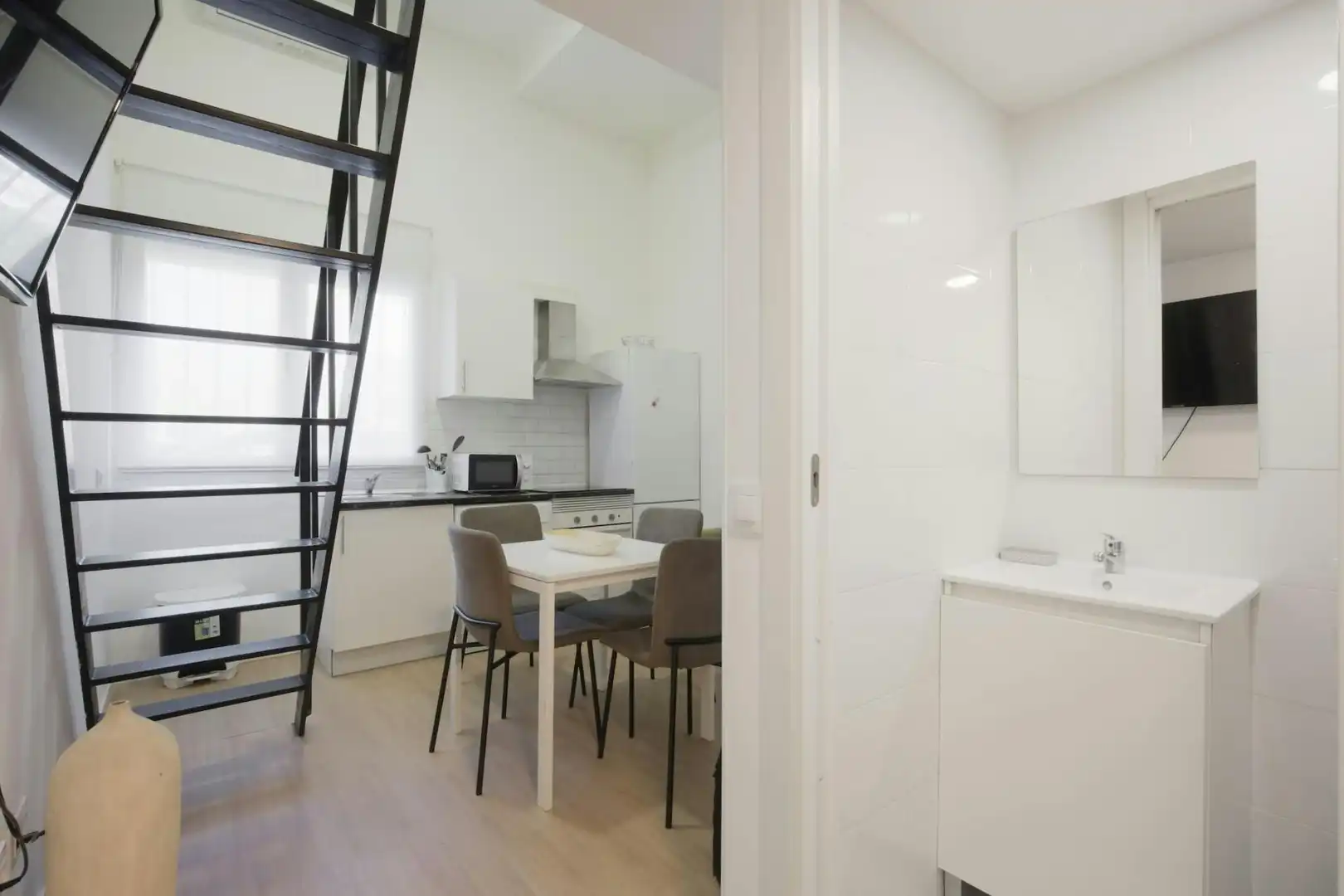 Kitchen of Flat for rent in  Madrid Capital  with Air Conditioner, Heating and Furnished