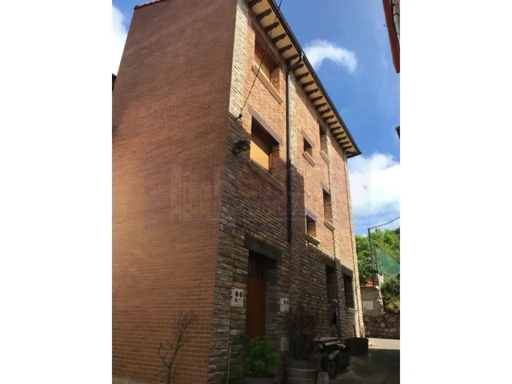 Vista exterior de Casa o xalet en venda en Ledesma de la Cogolla amb Balcó