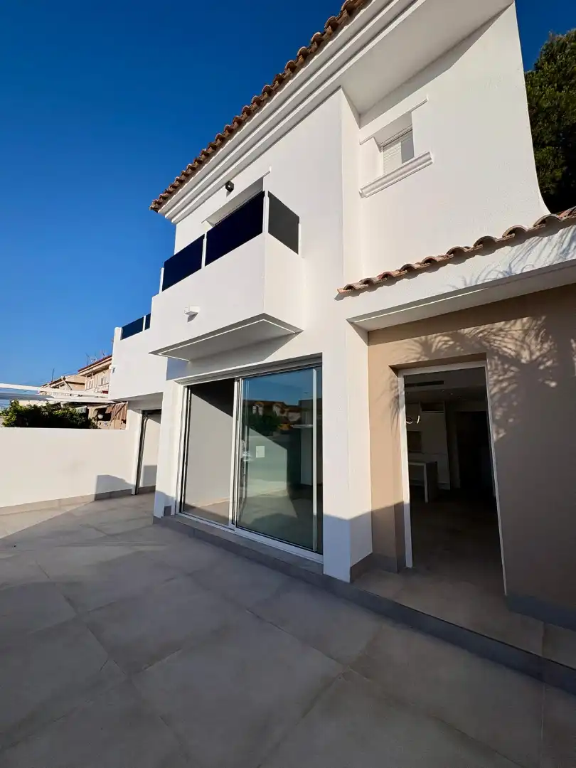 Vista exterior de Casa adosada en venda en San Javier amb Aire condicionat, Calefacció i Jardí privat