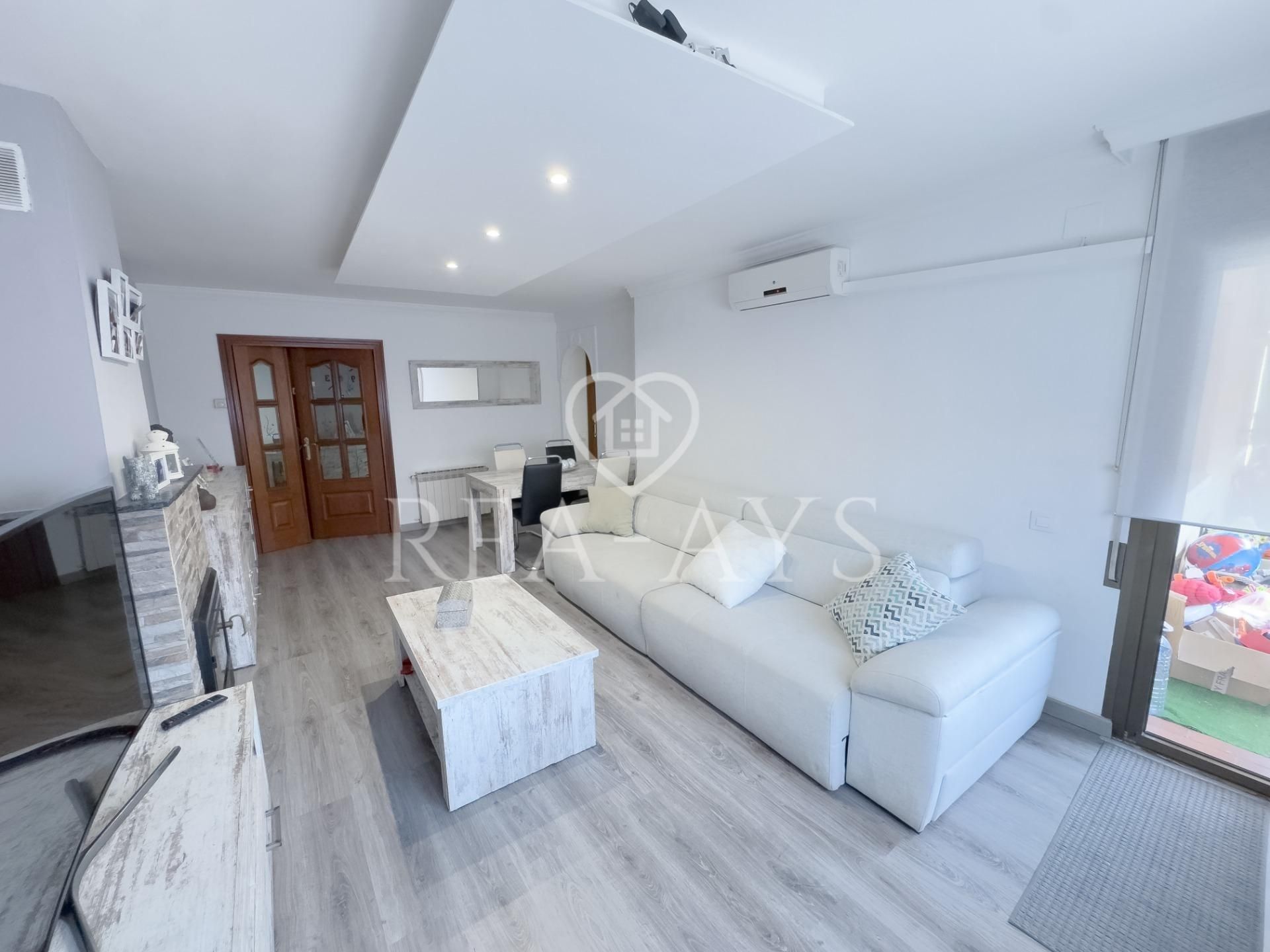 Living room of Flat for sale in Sant Andreu de la Barca  with Air Conditioner, Heating and Storage room