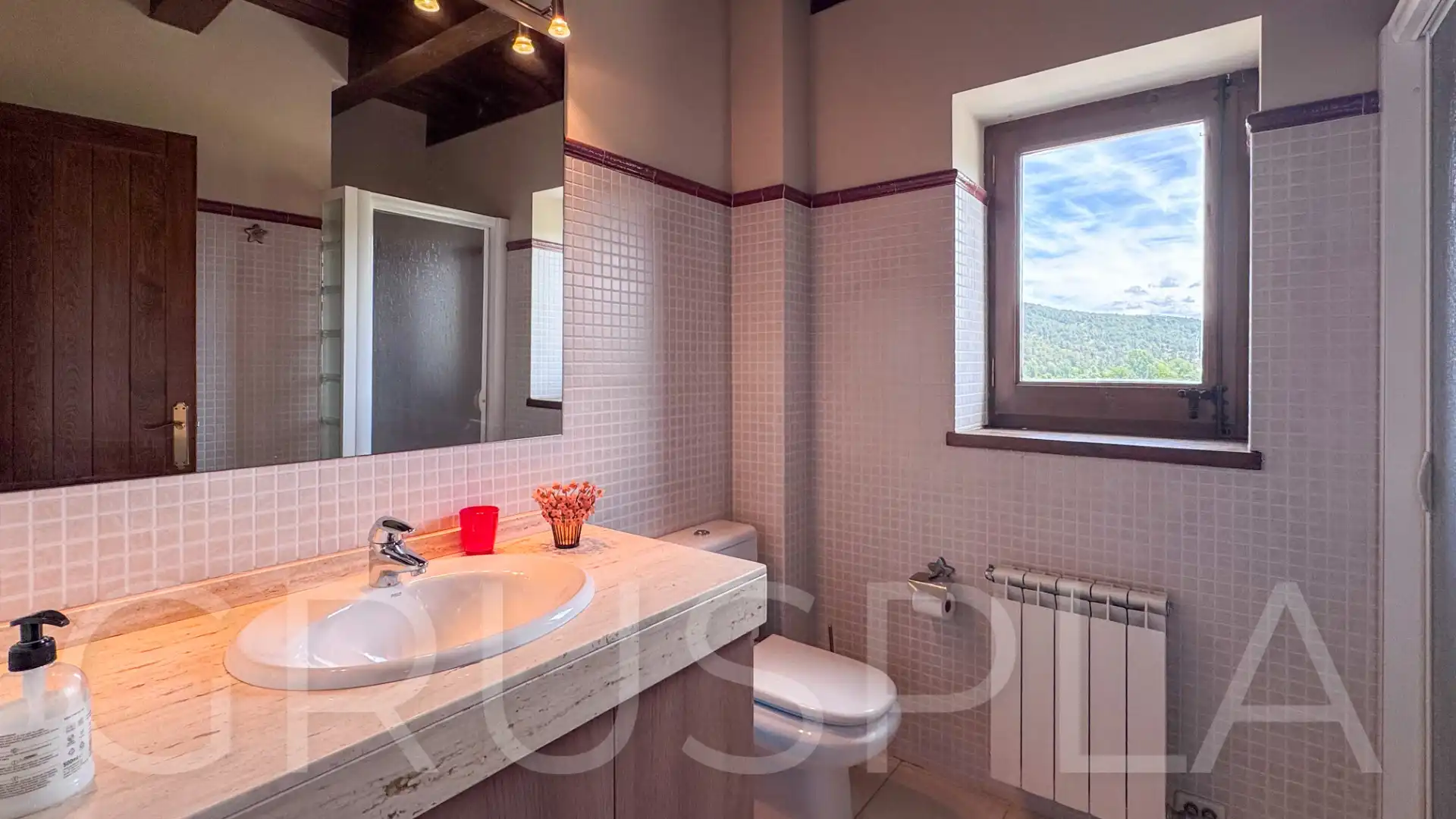Badezimmer von Einfamilien-Reihenhaus zum Verkauf in Bellver de Cerdanya mit Heizung, Parkett und Gemeinschaftspool