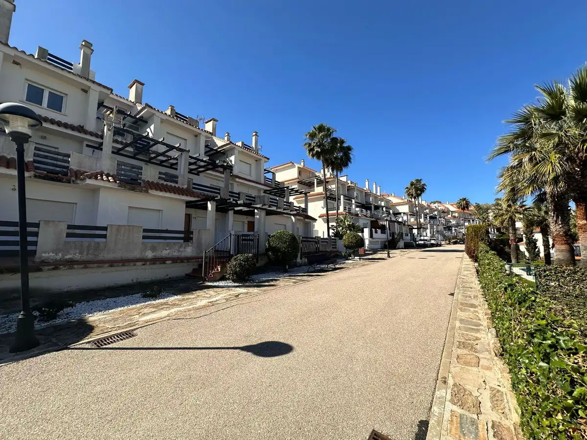 Vista exterior de Apartament en venda en Manilva amb Terrassa i Piscina comunitària