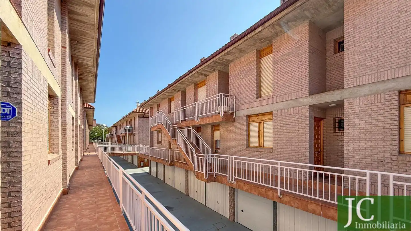 Vista exterior de Dúplex en venda en Laredo amb Terrassa i Moblat