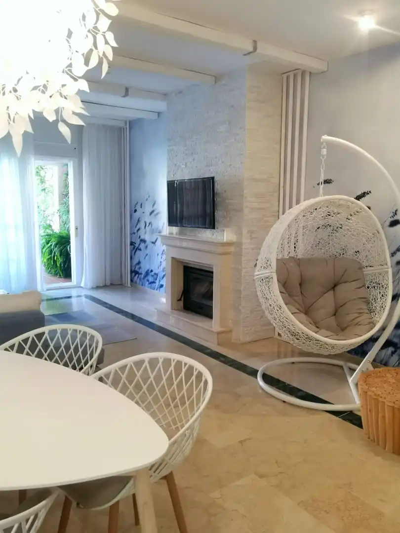 Sala de estar de Casa adosada de alquiler en Marbella con Aire acondicionado, Jardín privado y Terraza