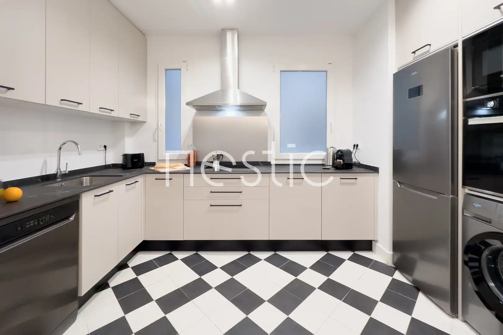 Cuina de Apartament de lloguer en Madrid amb Aire condicionat, Calefacció i Moblat