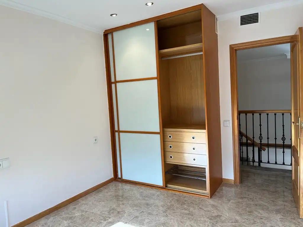 Schlafzimmer von Maisonette zum Verkauf in Benicalap