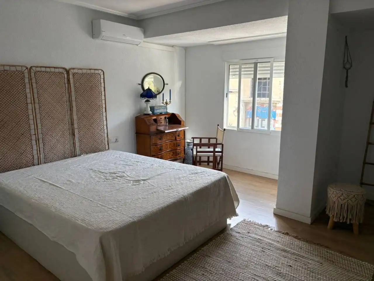 Bedroom of Flat for rent in Valencia  with Air Conditioner and Balcony