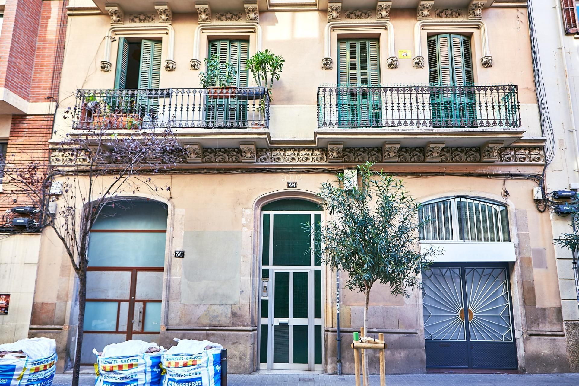 Exterior view of Planta baja for sale in  Barcelona Capital