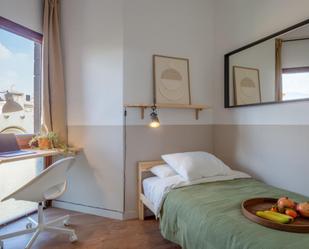 Bedroom of Apartment to share in  Barcelona Capital  with Air Conditioner, Heating and Oven