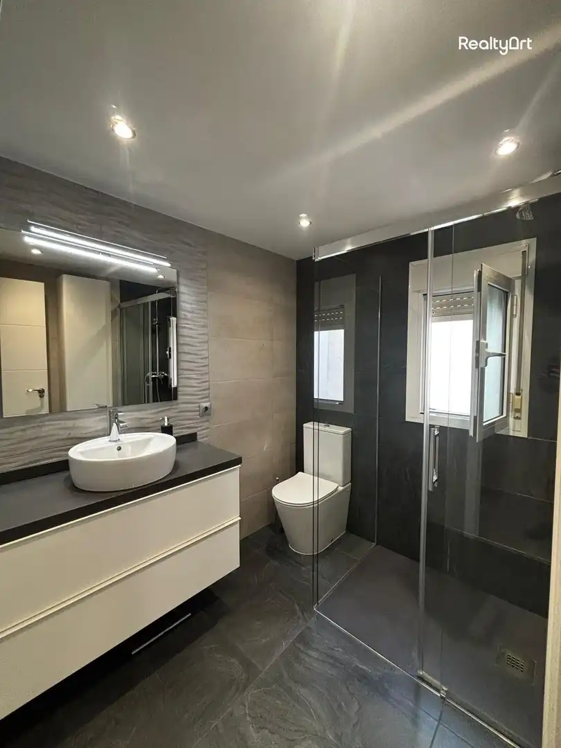 Bathroom of Flat for sale in Sevilla  with Air Conditioner, Heating and Terrace