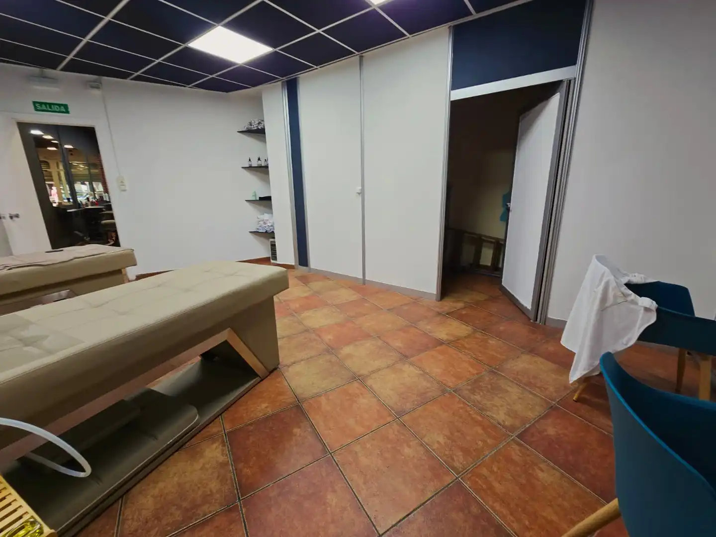 Business premises for transfer in Carrer de Ramon J. Sender, imagen 24