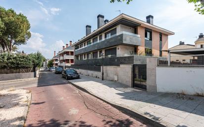 Vista exterior de Planta baixa en venda en Torrelodones amb Calefacció, Terrassa i Piscina comunitària