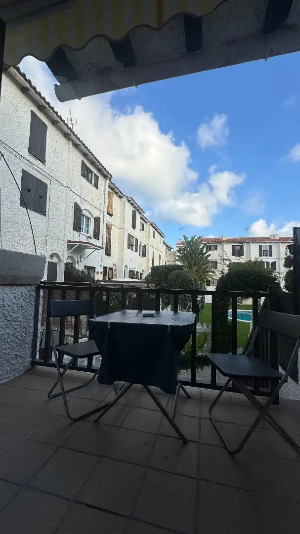 Terrasse von Einfamilien-Reihenhaus zum Verkauf in Torredembarra mit Klimaanlage, Heizung und Privatgarten