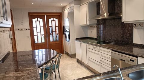 Fantàstic dúplex sense veïns, distribuït en 101 m. Lhabitatge disposa de 4 habitacions, 2 banys complets i dues grans terrasses, i