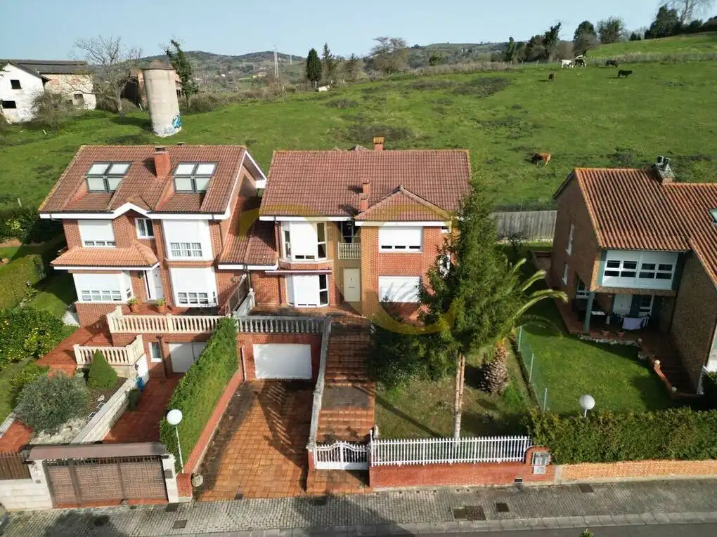 Vista exterior de Casa o xalet en venda en Siero amb Calefacció, Terrassa i Traster