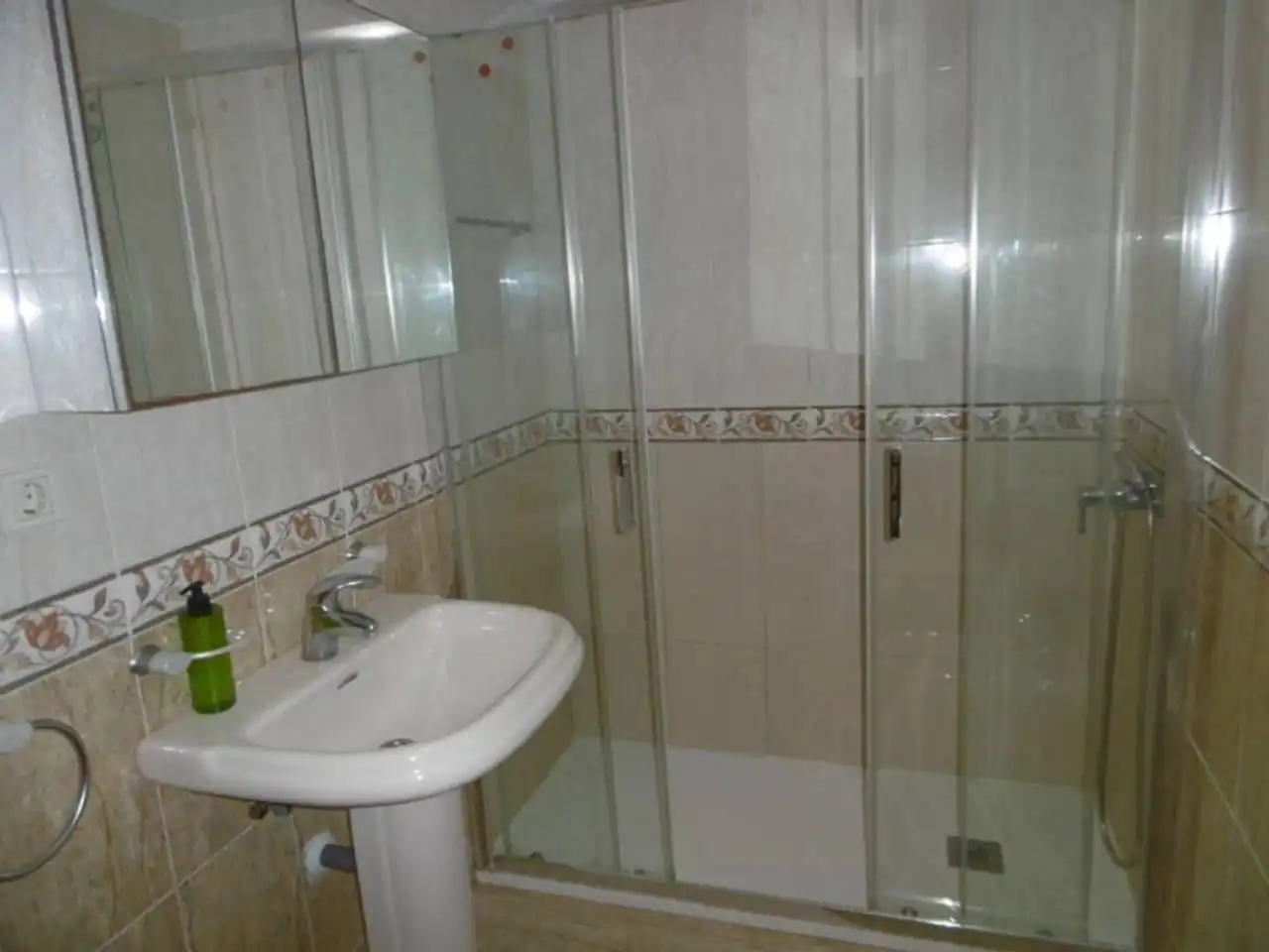 Baño de Piso de alquiler en Almería con Amueblado