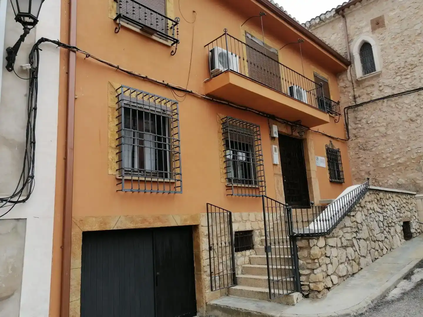 Vista exterior de Casa adosada en venda en Valverde de Júcar amb Balcó