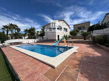 Villa con piscina in vendita a Eucaliptus Dels