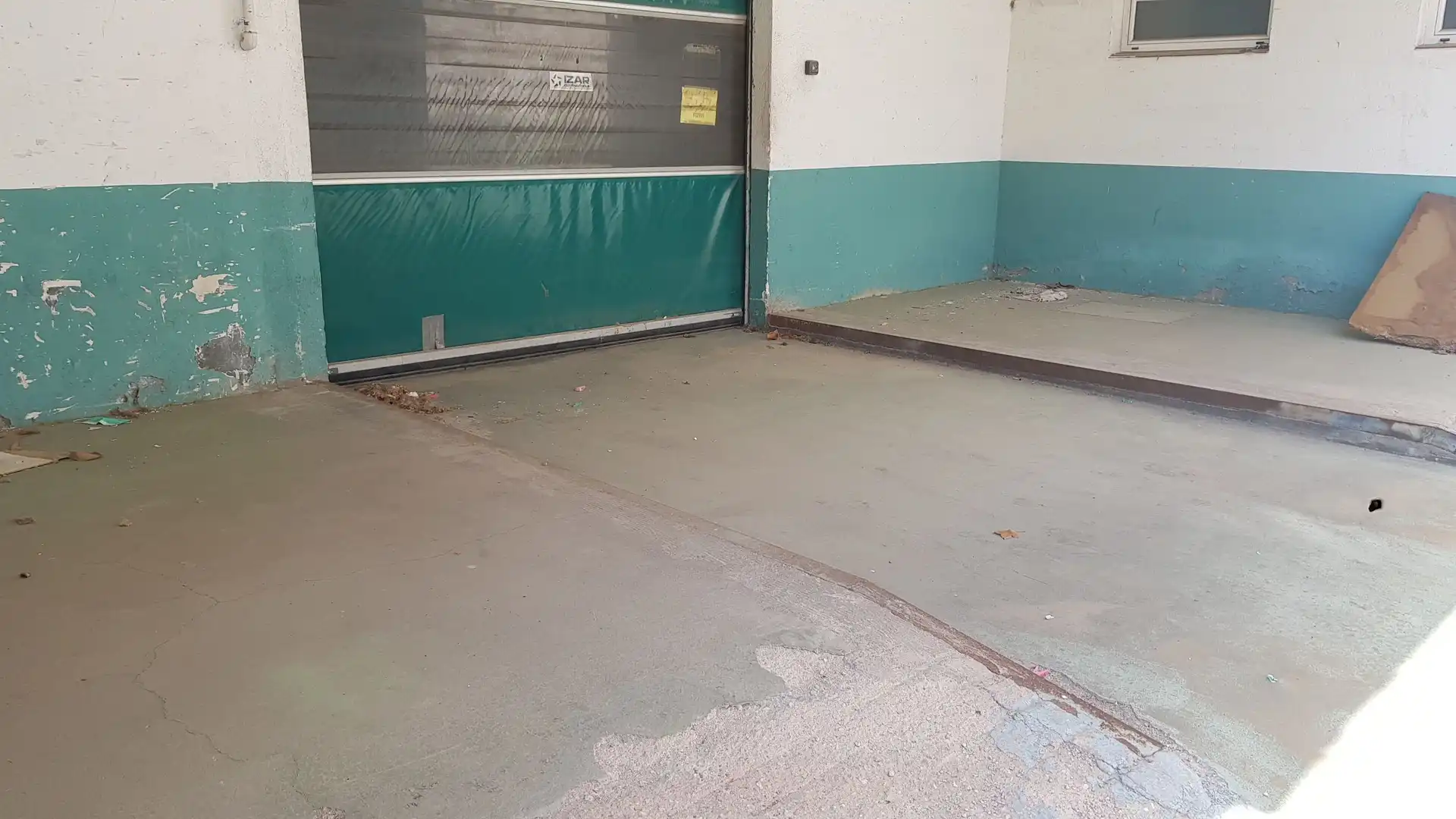 Parkplatz von Fabrikhallen zum Verkauf in L'Hospitalet de Llobregat mit Heizung und Alarm