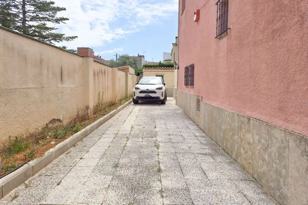 Aparcament de Casa o xalet en venda en Roses amb Jardí privat
