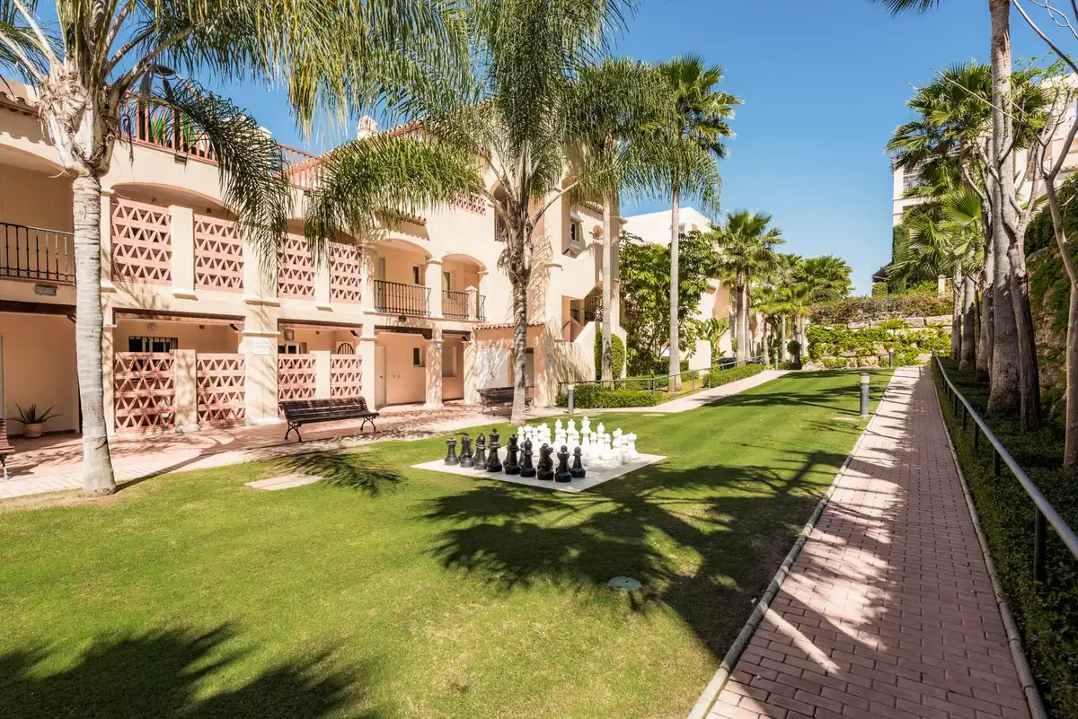 Vista exterior de Apartament en venda en Estepona amb Aire condicionat, Terrassa i Traster