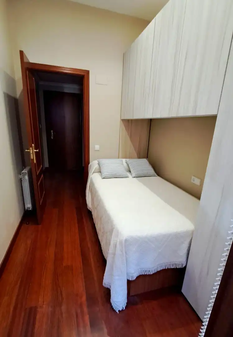 Schlafzimmer von Wohnung zur Miete in Gijón  mit Heizung, Parkett und Möbliert