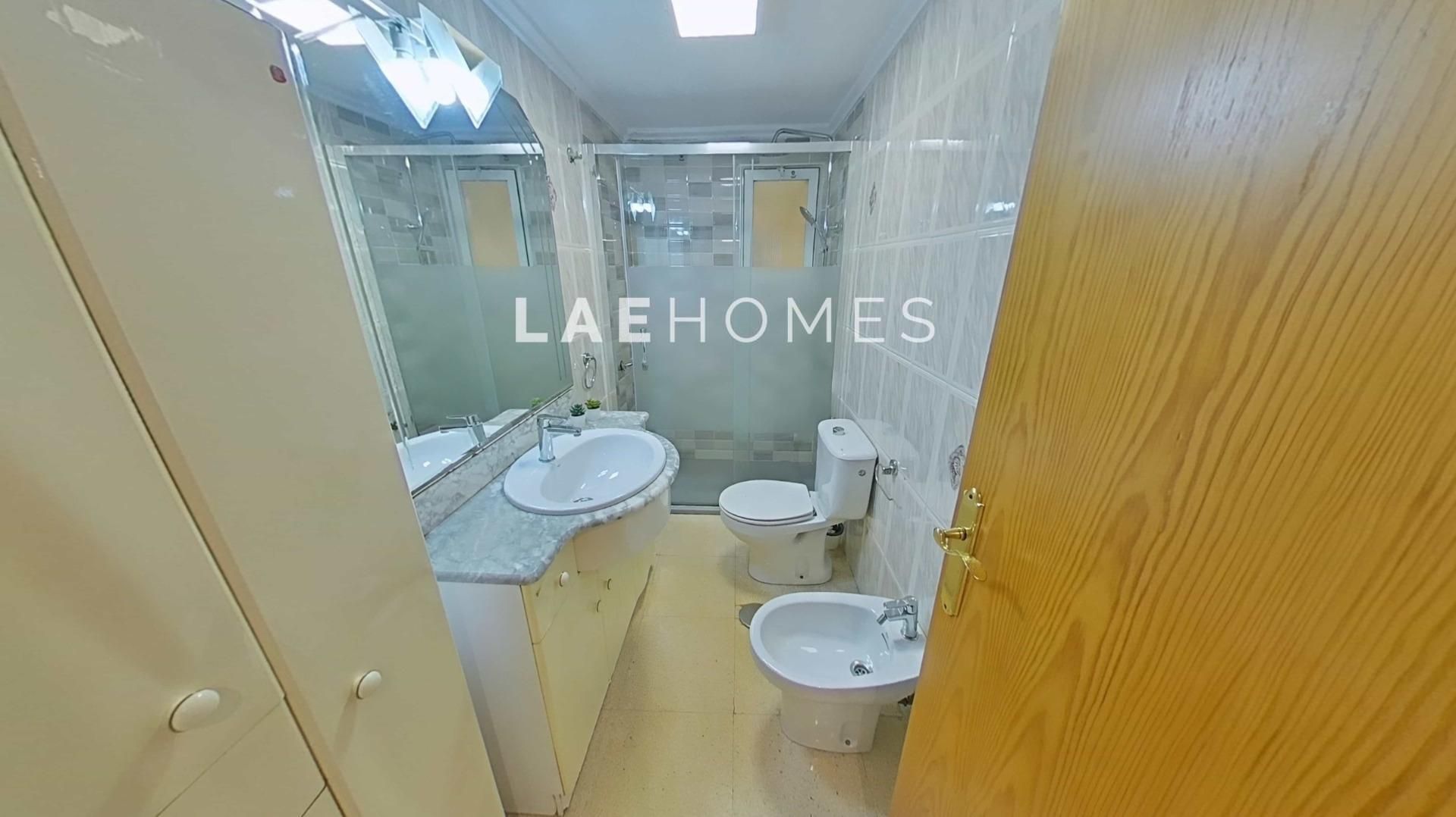 Badezimmer von Erdgeschoss zum Verkauf in El Campello mit Privatgarten und Gemeinschaftspool