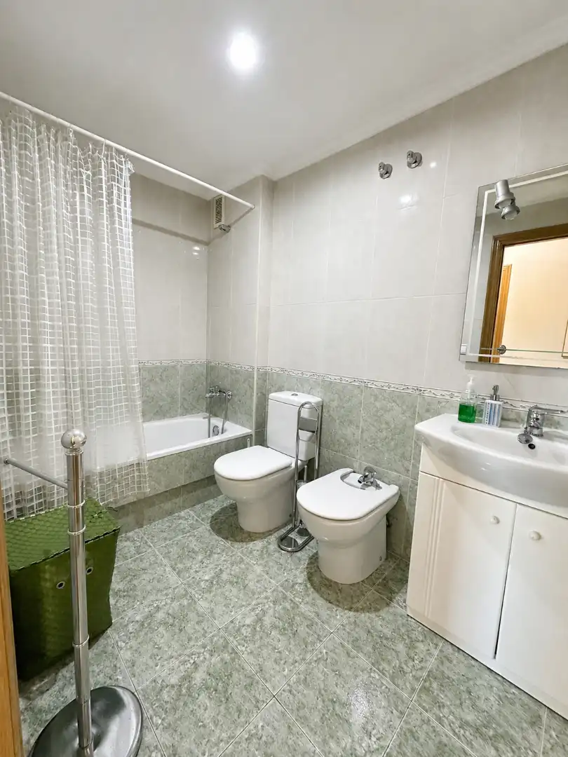 Baño de Piso de alquiler en Ourense Capital  con Calefacción, Parquet y Trastero