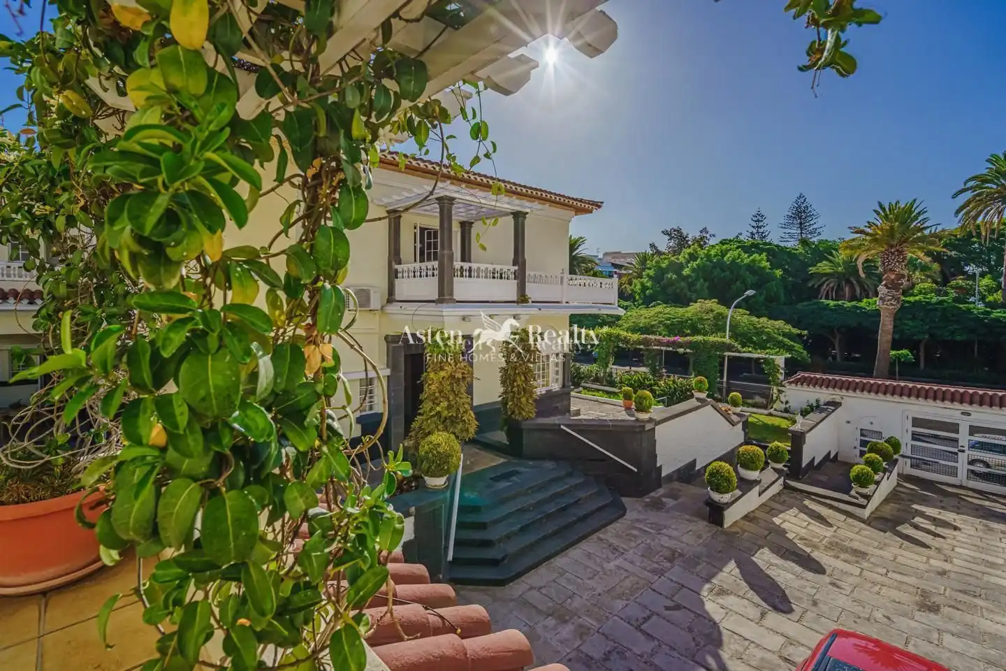 Vista exterior de Casa o xalet en venda en Santa Cruz de Tenerife amb Aire condicionat, Terrassa i Piscina