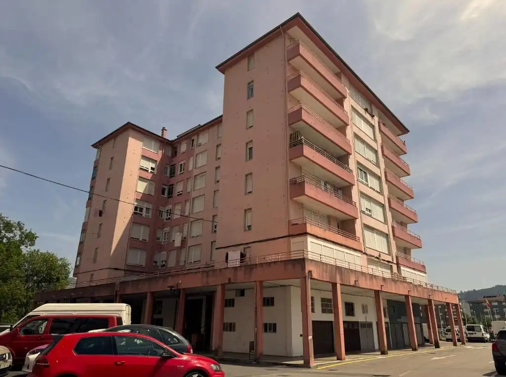 Außenansicht von Wohnung zum Verkauf in Los Corrales de Buelna  mit Heizung, Parkett und Terrasse