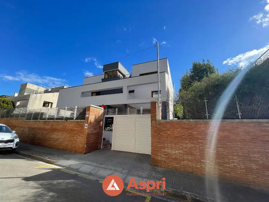 Vista exterior de Casa o xalet en venda en Esplugues de Llobregat amb Aire condicionat, Calefacció i Jardí privat
