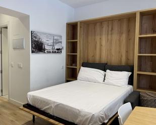 Bedroom of Study to share in  Madrid Capital  with Air Conditioner and Terrace