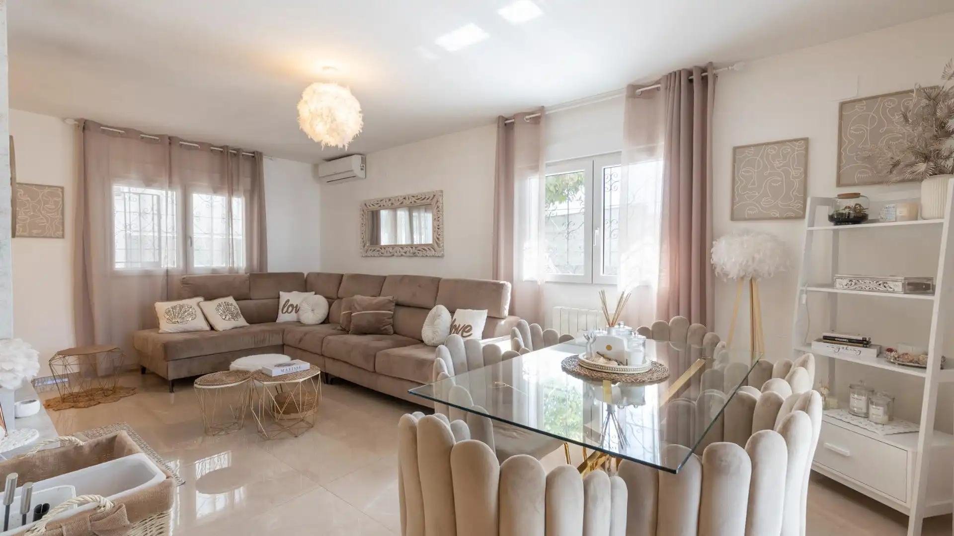 Sala d'estar de Casa o xalet en venda en Peligros amb Aire condicionat, Terrassa i Jacuzzi