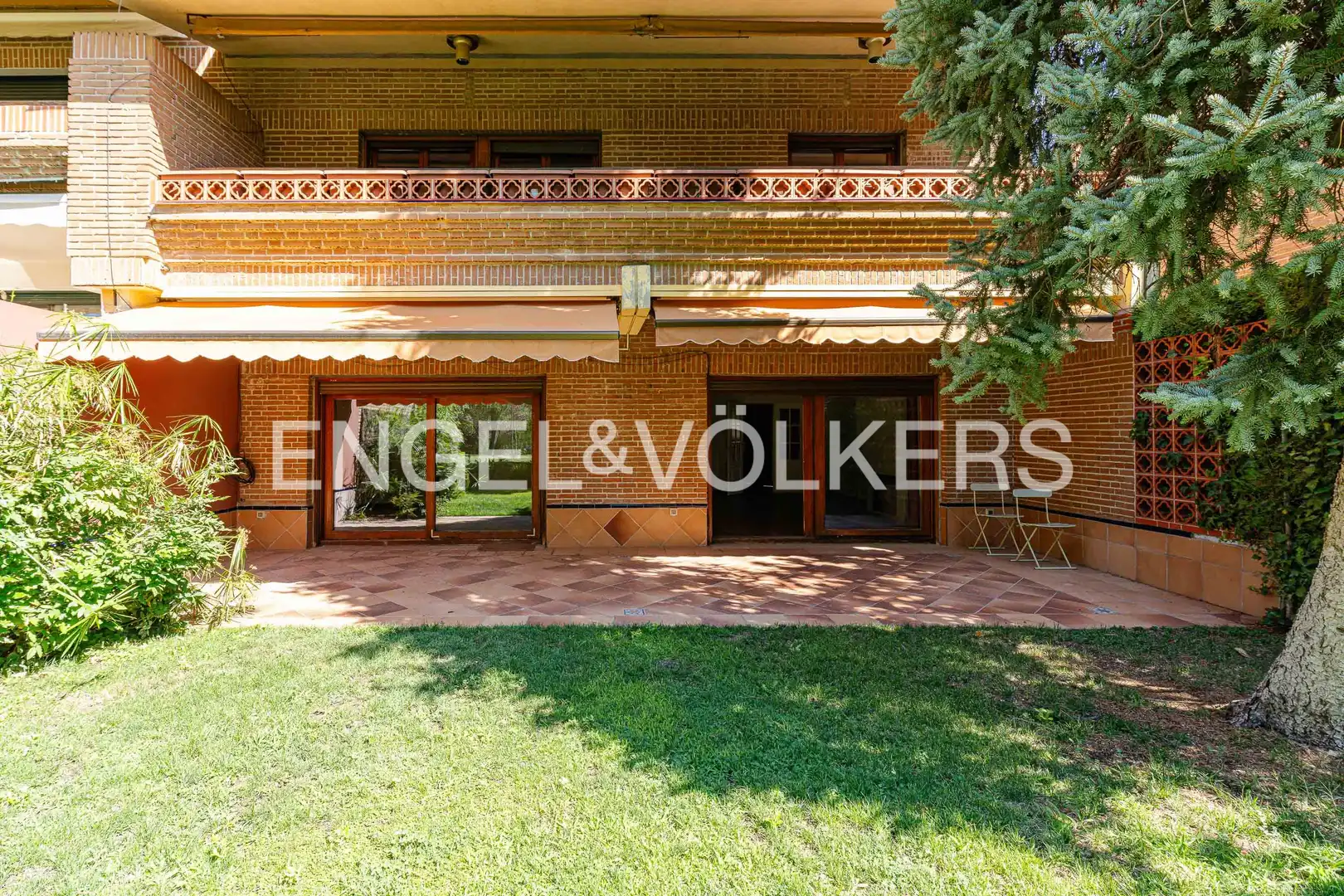 Vista exterior de Casa adosada de lloguer en Boadilla del Monte amb Calefacció, Jardí privat i Parquet