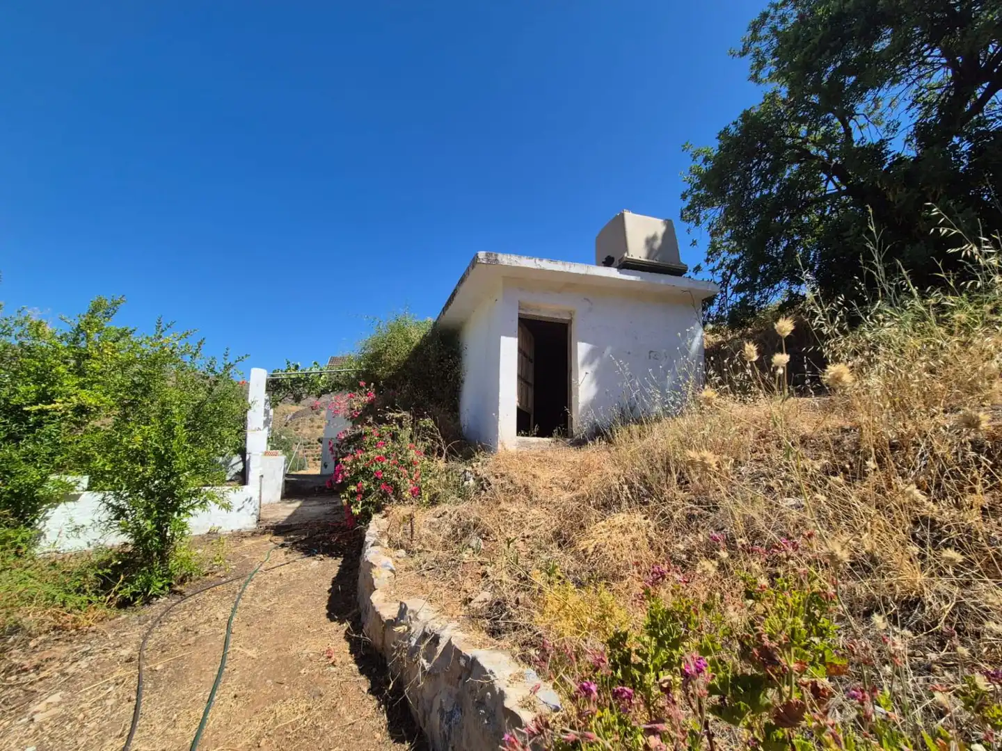 Vista exterior de Finca rústica en venda en Guaro amb Calefacció, Terrassa i Traster