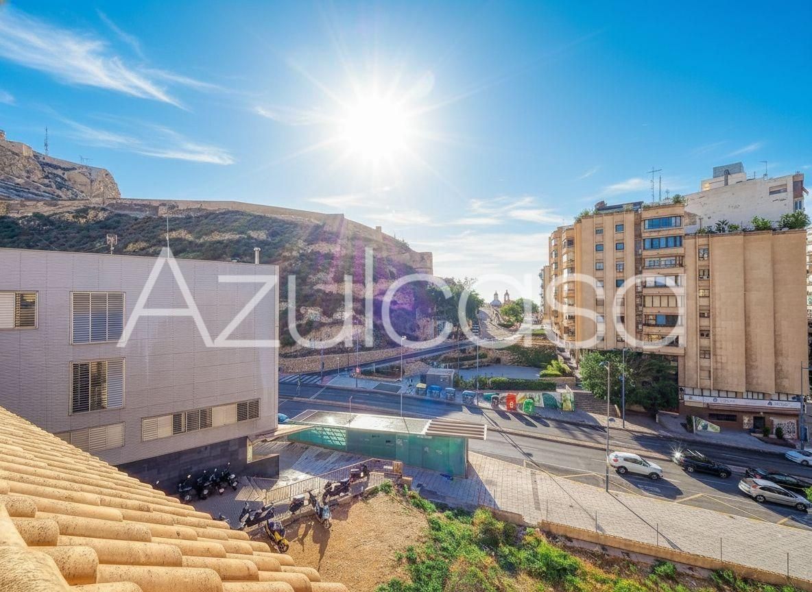 Vista exterior de Ático en venta en Alicante / Alacant con Aire acondicionado, Parquet y Terraza