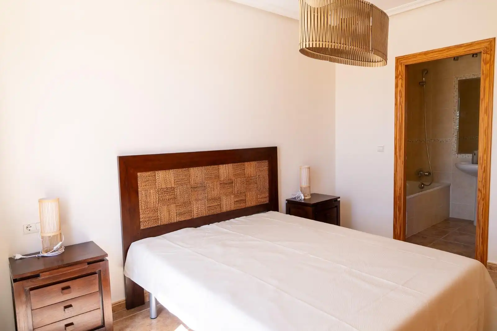 Schlafzimmer von Einfamilien-Reihenhaus zum Verkauf in Altea mit Klimaanlage, Heizung und Privatgarten