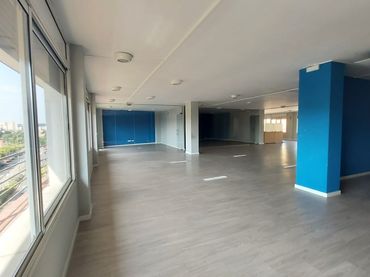 Oficina amb ascensor de lloguer a Ronda de ľEst
