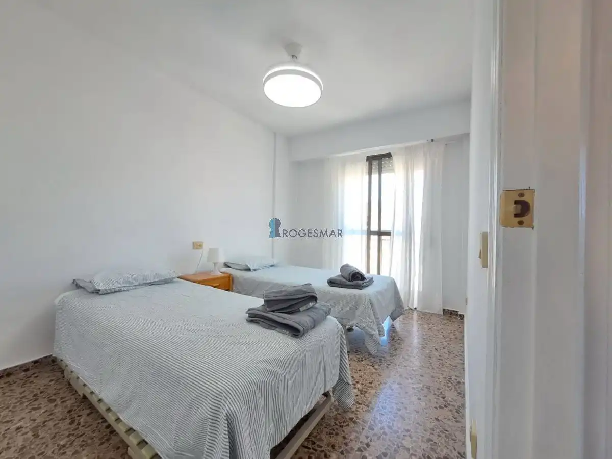 Habitación de Apartamento de alquiler en Benicasim / Benicàssim con Amueblado y Piscina comunitaria