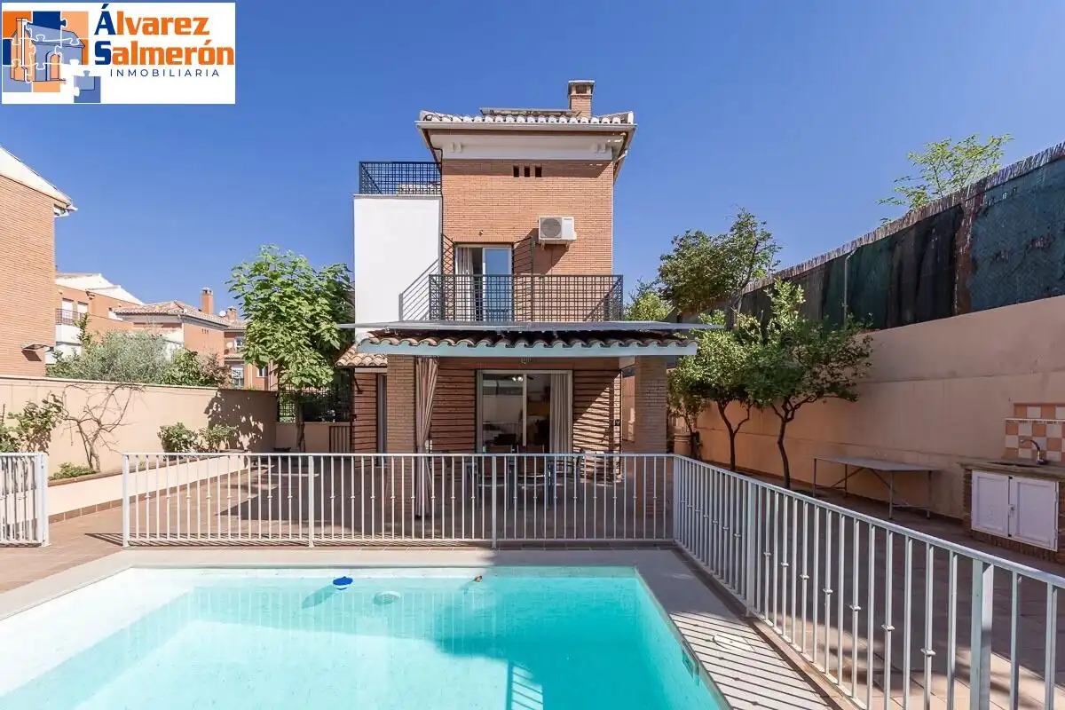 Vista exterior de Casa o chalet en venta en Huétor Vega con Terraza, Piscina y Balcón