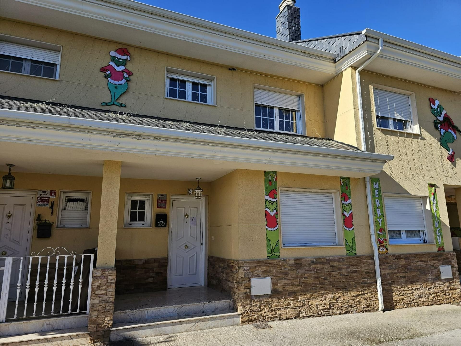 Vista exterior de Casa adosada en venda en Ponferrada amb Calefacció i Jardí privat
