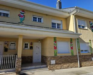 Vista exterior de Casa adosada en venda en Ponferrada amb Calefacció i Jardí privat