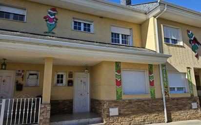 Vista exterior de Casa adosada en venda en Ponferrada amb Calefacció i Jardí privat