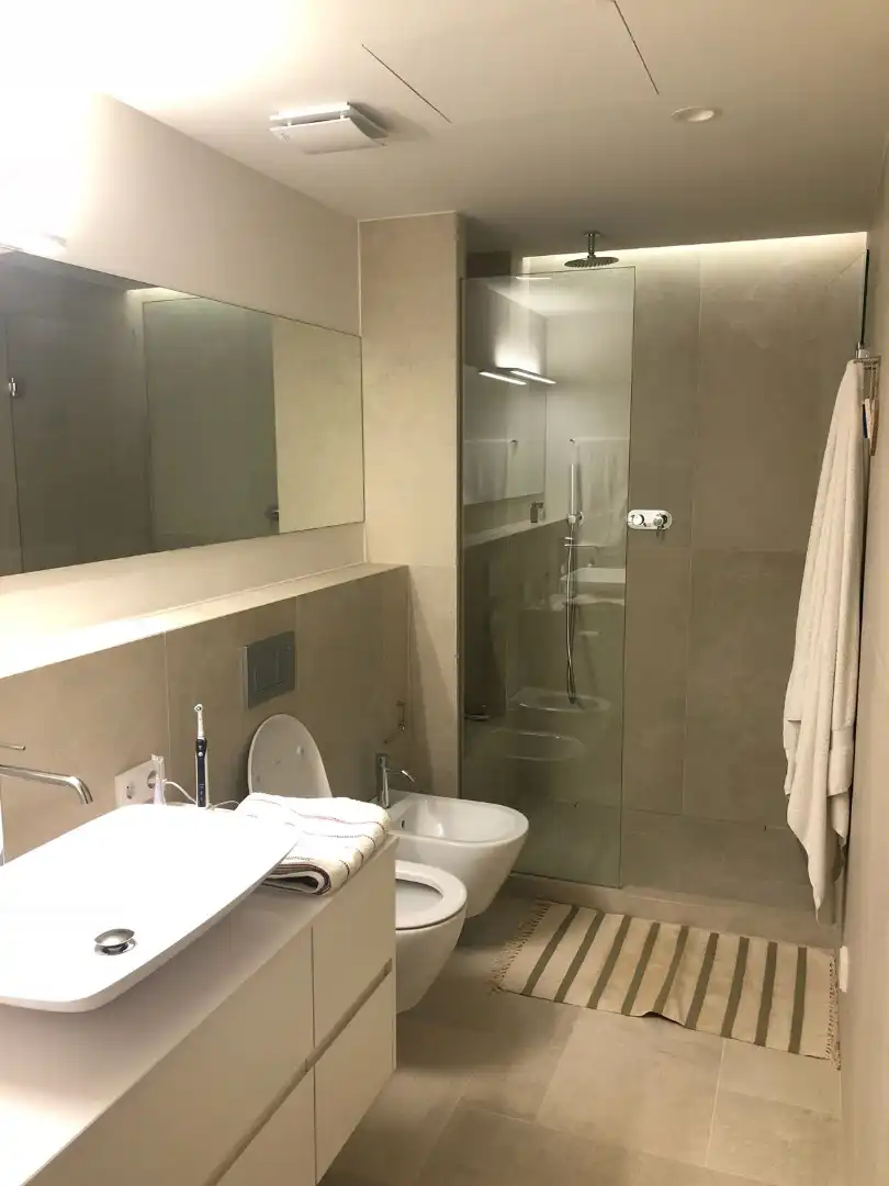 Badezimmer von Wohnung zur Miete in Barcelona mit Klimaanlage, Heizung und Parkett