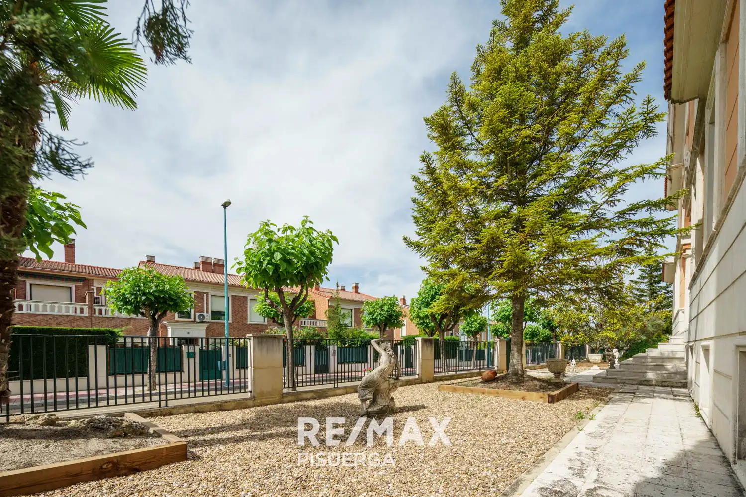 Vista exterior de Casa o xalet en venda en Valladolid amb Calefacció, Jardí privat i Terrassa