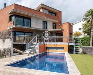 Piscina de Casa o xalet en venda en Vilanova i la Geltrú amb Aire condicionat, Calefacció i Jardí privat