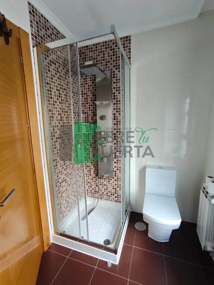 Badezimmer von Wohnungen zur Miete in Allariz mit Heizung, Parkett und Möbliert