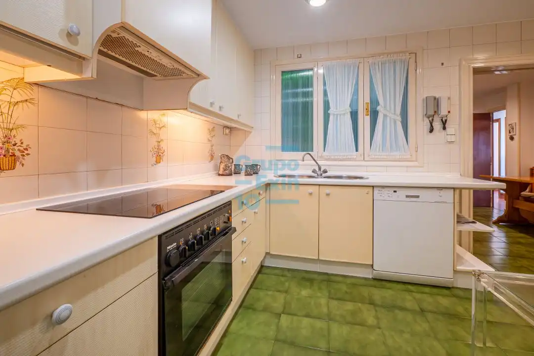 Kitchen of Flat for sale in Donostia - San Sebastián   with Heating, Terrace and Storage room